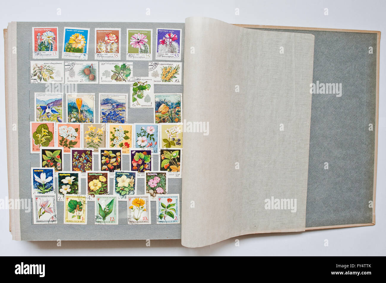 Collection de timbres-poste dans un album de différents pays et l ...