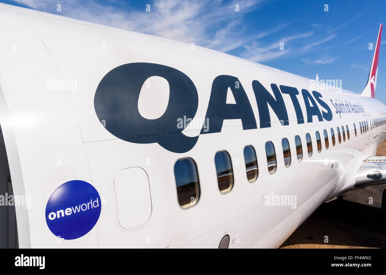 Lettrage Qantas sur le fuselage d'un Boeing 737-800 Qantas à l'aéroport de Broome, Kimberley, Australie occidentale Banque D'Images