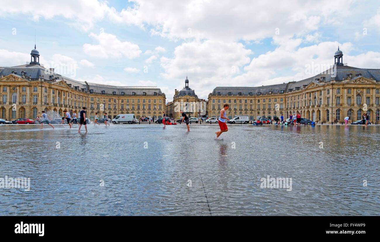 Palais de la Bourse Bordeaux France Miroir des quais de l'eau artificiel art façade réflexion bâtiment historique stock exchange Banque D'Images