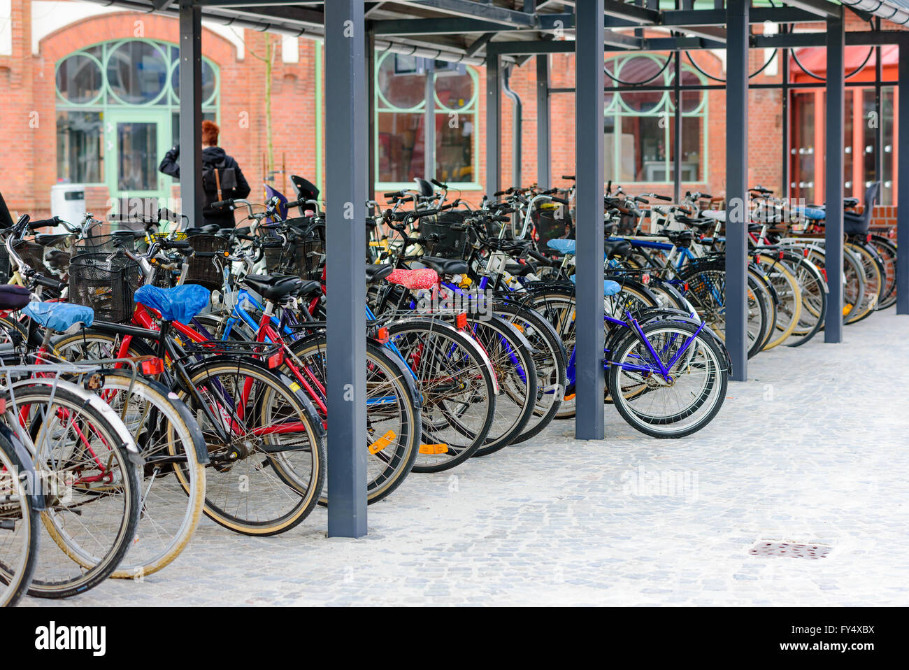 Trelleborg, Suède - 12 Avril 2016 : Plein location place de parking en dehors de la gare avec beaucoup de vélos debout dans les lignes. Banque D'Images