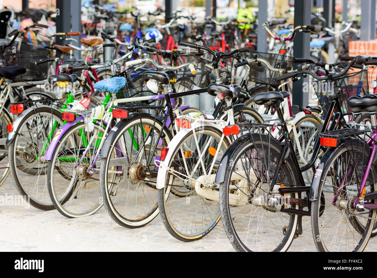 Trelleborg, Suède - 12 Avril 2016 : Plein location place de parking en dehors de la gare avec beaucoup de vélos debout dans les lignes. Banque D'Images