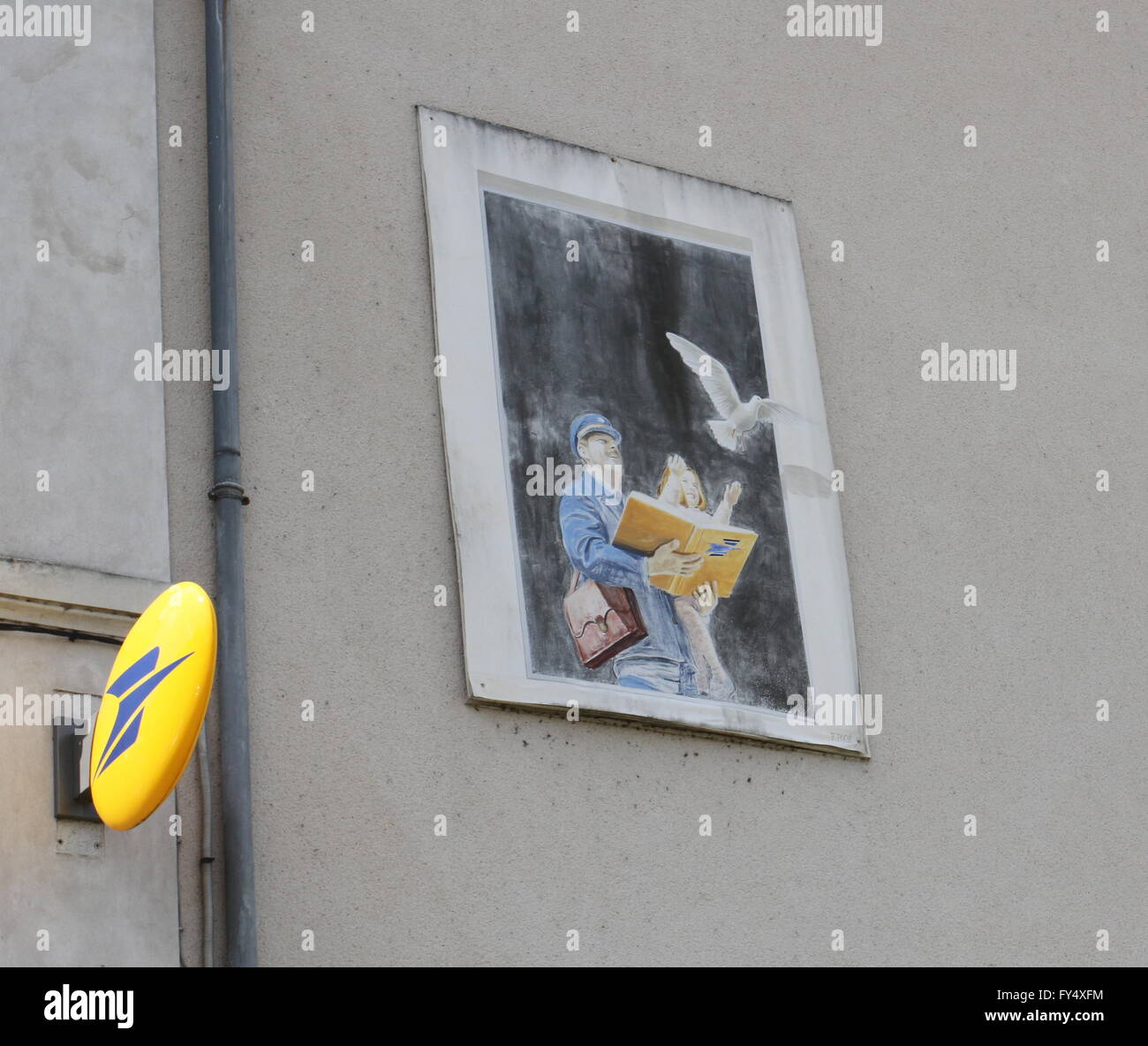 Peinture murale sur le mur du bureau de poste de Rochecorbon France Avril 2016 Banque D'Images