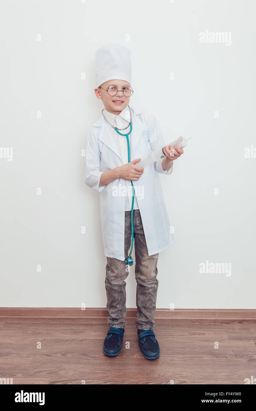 Petit garçon en costume de médecin Banque D'Images