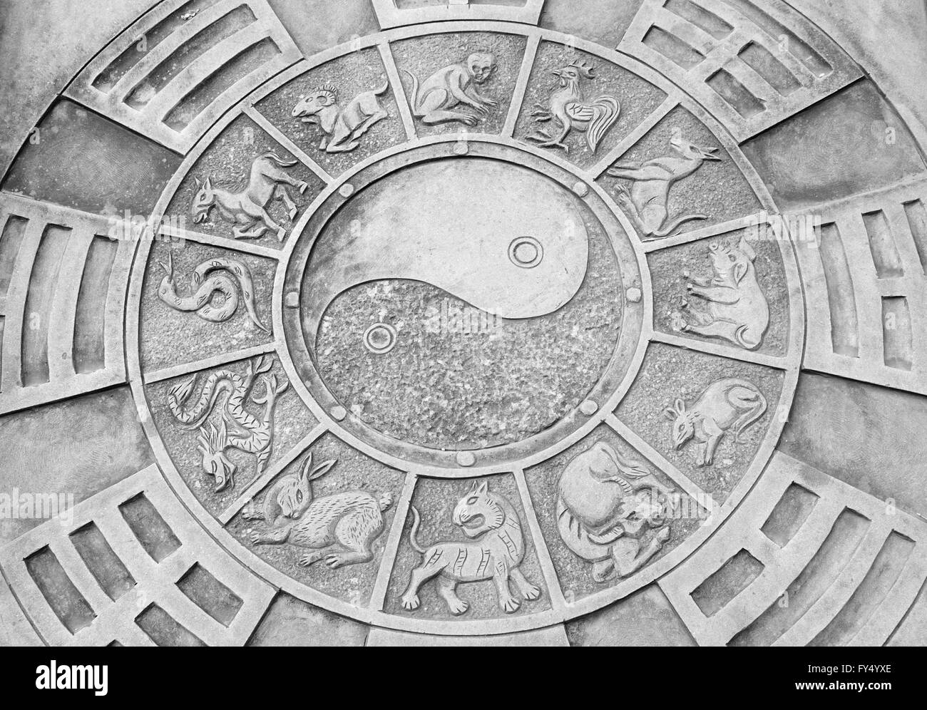 Un symbole yin et yang entouré par le zodiaque chinois photos sur une pierre dans le sol dans la ville de Shanghai Chine 1051 Cidu. Banque D'Images