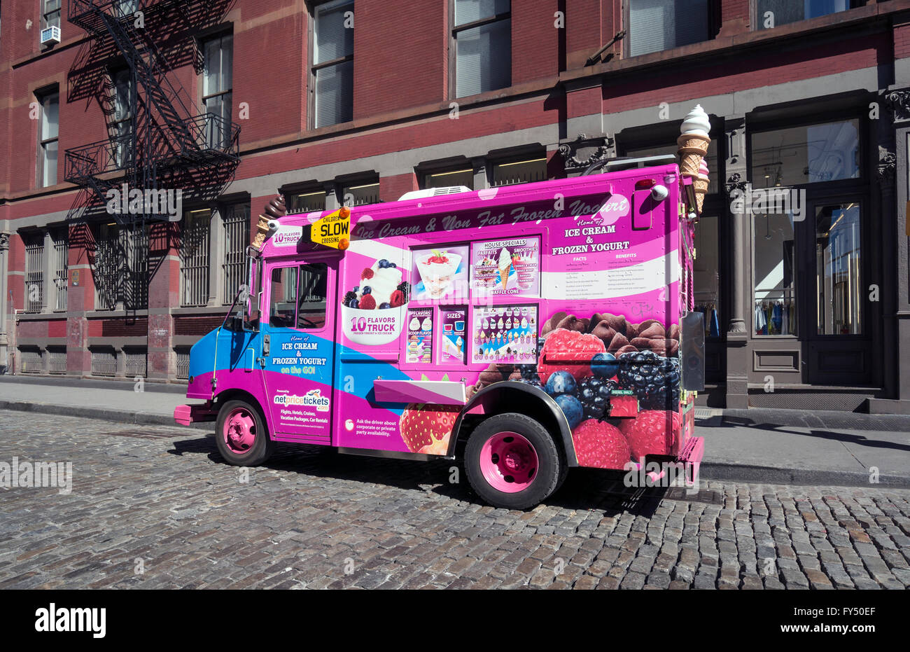 Camion de crème glacée de couleur vive sur une rue pavée de Soho à New York City Banque D'Images