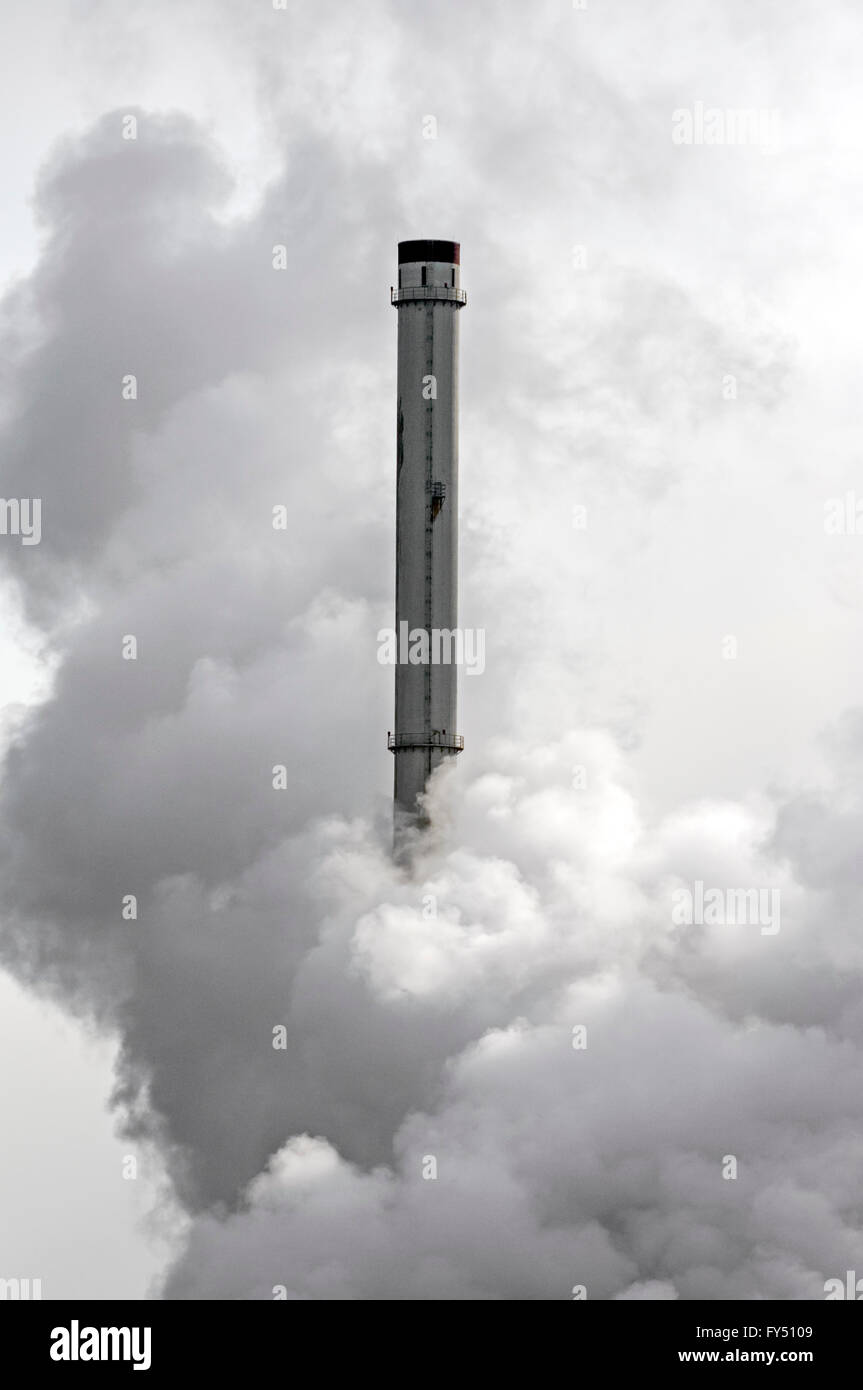 Conceptual image montrant la pollution de l'industrie pétrochimique montrant avec de la fumée de cheminée compris Banque D'Images
