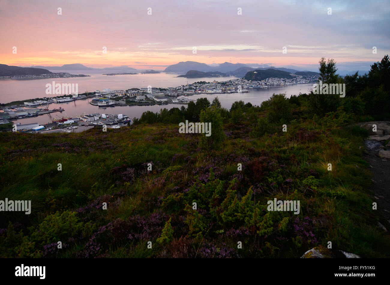 Couleurs douces à Alesund en ordre décroissant d'Sykkertoppen. Banque D'Images