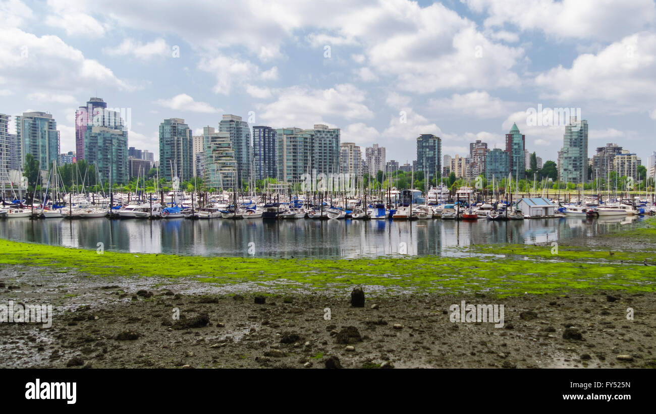 Panorama de l'horizon et petit bateau port de Vancouver, Colombie-Britannique, Canada. Banque D'Images