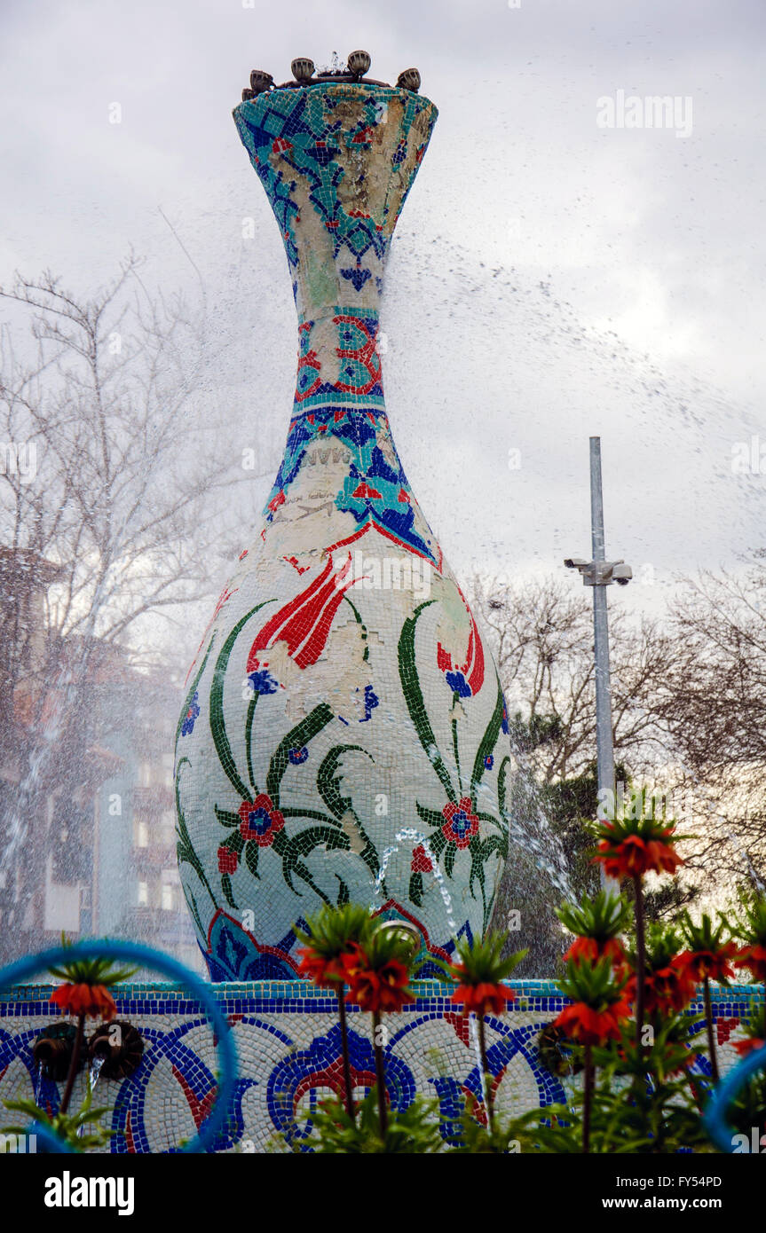 Symbole de la ville de Kutahya statue vase en centre-ville Banque D'Images