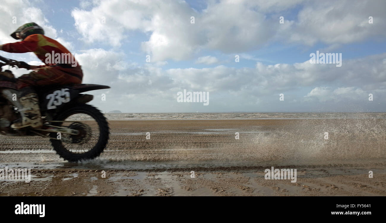 Pilote moto hors route sur Weston-Super-Mare Plage à 3 heures Banque D'Images