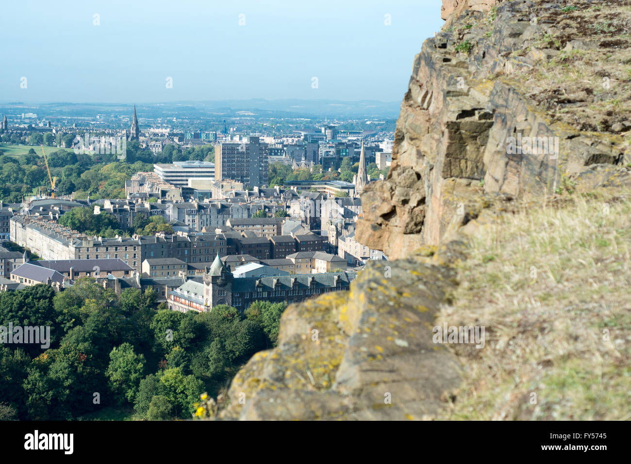 Une vue sur la ville d'Édimbourg à partir de the crags sur Arthur's Seat, Ecosse Banque D'Images