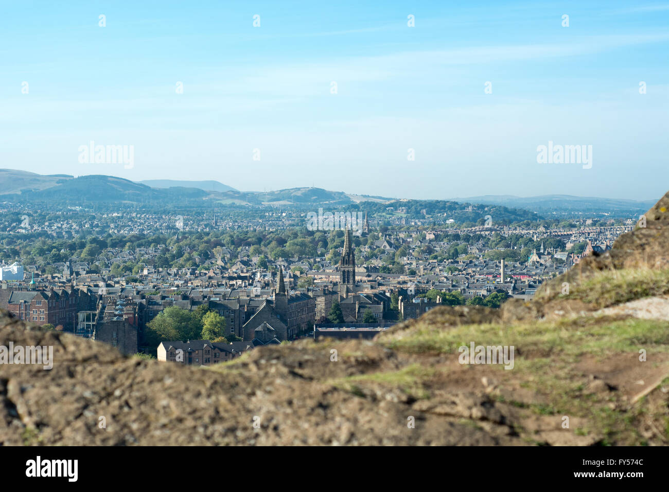 Une vue sur la ville d'Édimbourg à partir de la falaise de Arthur's Seat, Ecosse - UK Banque D'Images