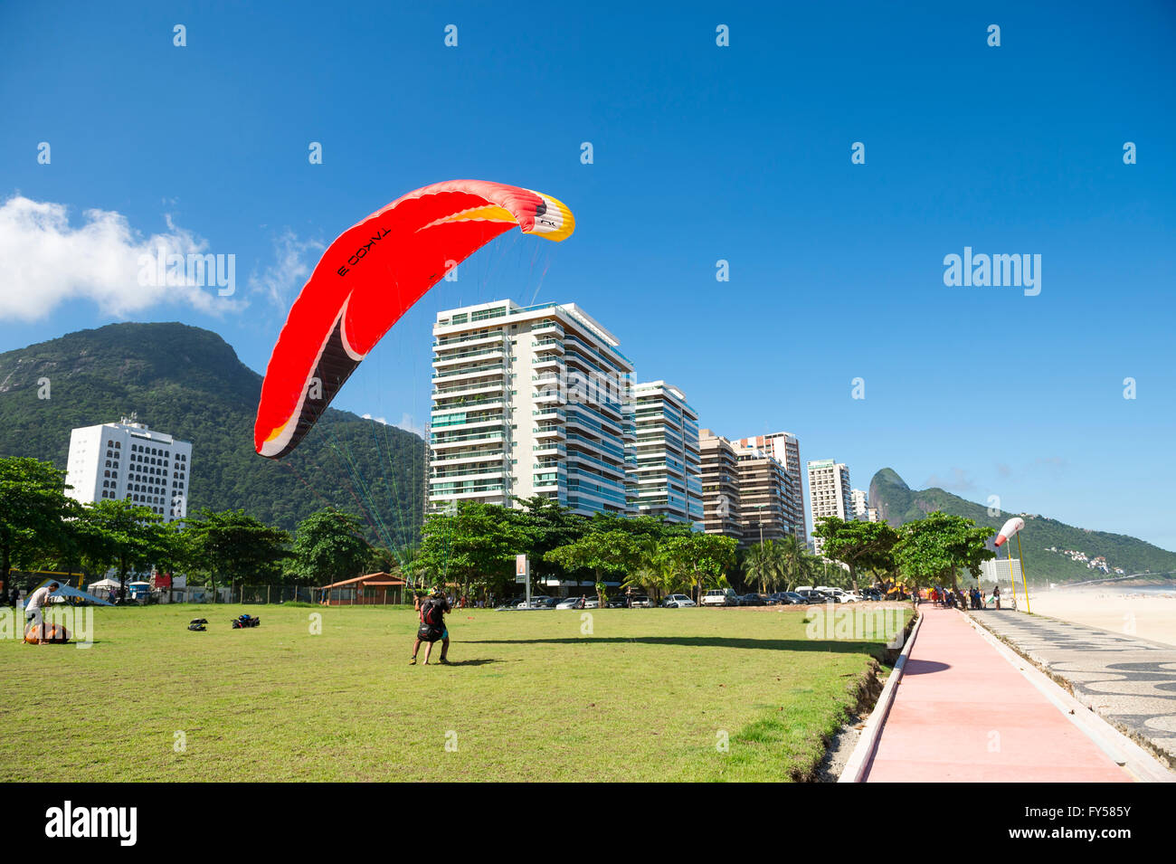 RIO DE JANEIRO - le 19 mars 2016 : les terres de parapente sur le terrain d'atterrissage à côté de la plage de São Conrado. Banque D'Images