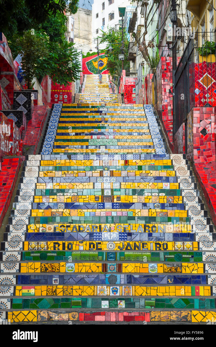 RIO DE JANEIRO - le 29 mars 2016 : Rare vue vide de mosaïques colorées à la célèbre Escadaria Escalier Selarón. Banque D'Images