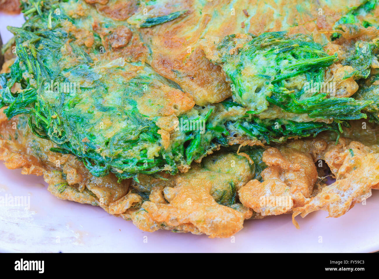 Acacia Pennata omelette, la cuisson dans la cuisine Thaïlandaise Banque D'Images