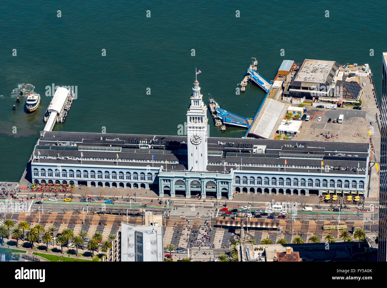 Vue aérienne, Ferry Building avec tour de l'horloge, San Francisco, San Francisco, Californie, USA Banque D'Images