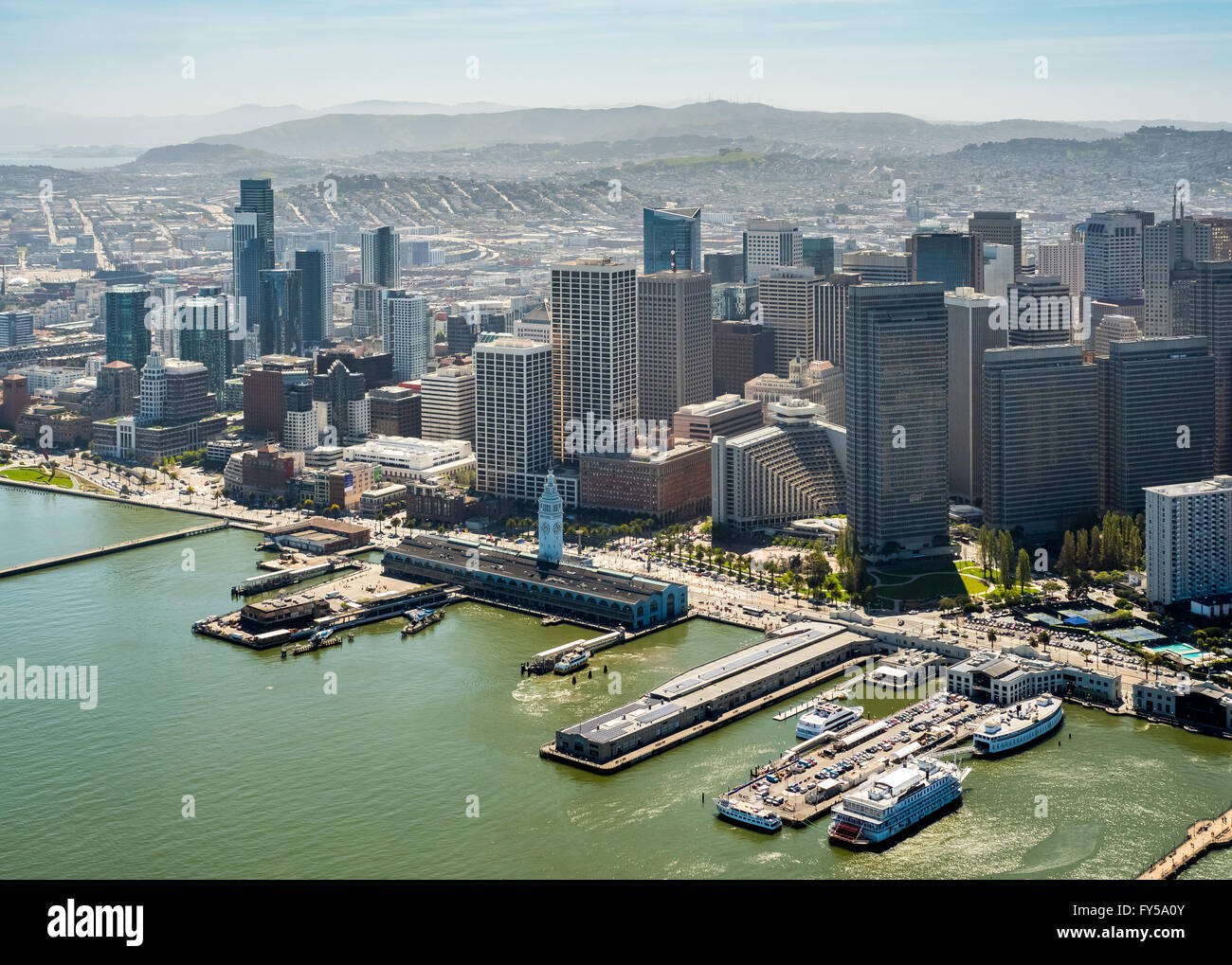 Vue aérienne du centre-ville de San Francisco avec ses piles, vu de l'eau, San Francisco, San Francisco, Californie Banque D'Images