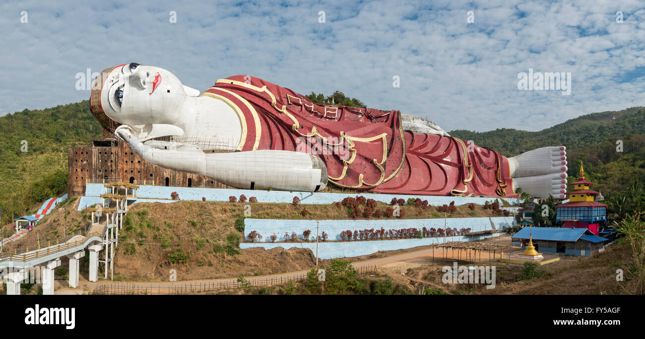 M. Sein Win Taw Ya, statue Bouddha couché près de Mudon à Mawlamyine, l'État Môn, Myanmar Banque D'Images