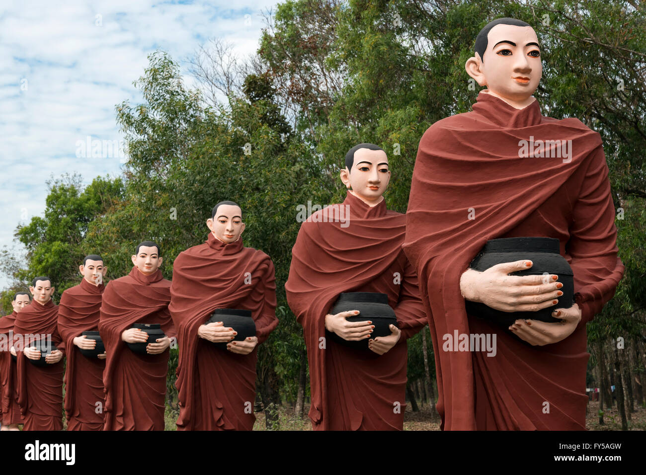 Rangée de statues de l'Arahant 500 disciples de Bouddha à Win Sein Taw Ya, près de Mudon Mawlamyine, l'État Môn, Myanmar Banque D'Images