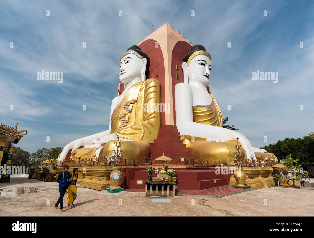 Quatre Bouddha assis de culte à la Pagode Kyaikpun à Bago, Birmanie, Myanmar Banque D'Images
