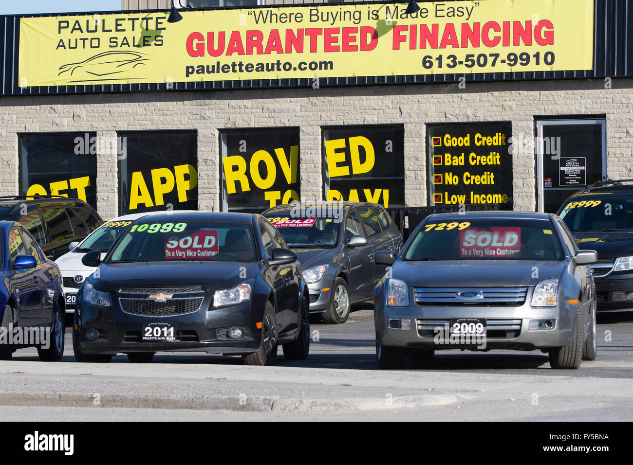 Plusieurs voitures utilisées à vendre chez un concessionnaire à Kingston (Ontario), le 21 mars 2016. Banque D'Images
