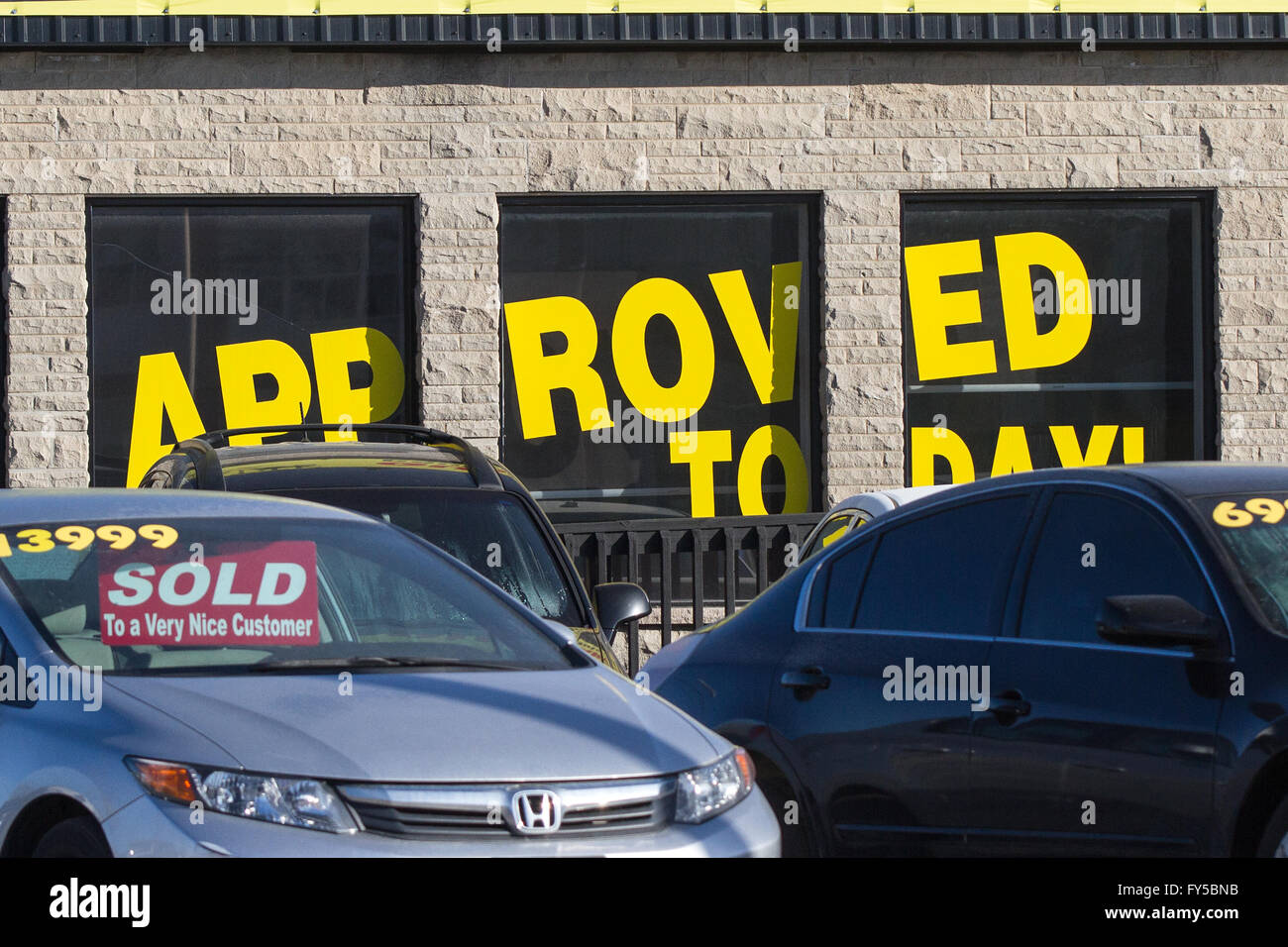 Plusieurs voitures utilisées à vendre chez un concessionnaire à Kingston (Ontario), le 21 mars 2016. Banque D'Images