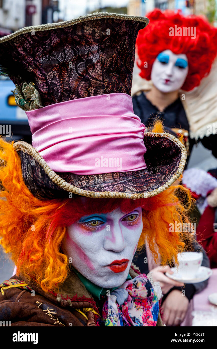 'The Mad Hatters Tea Party' de spectacles de rue, marché du dimanche, Camden Camden Town, London, UK Banque D'Images