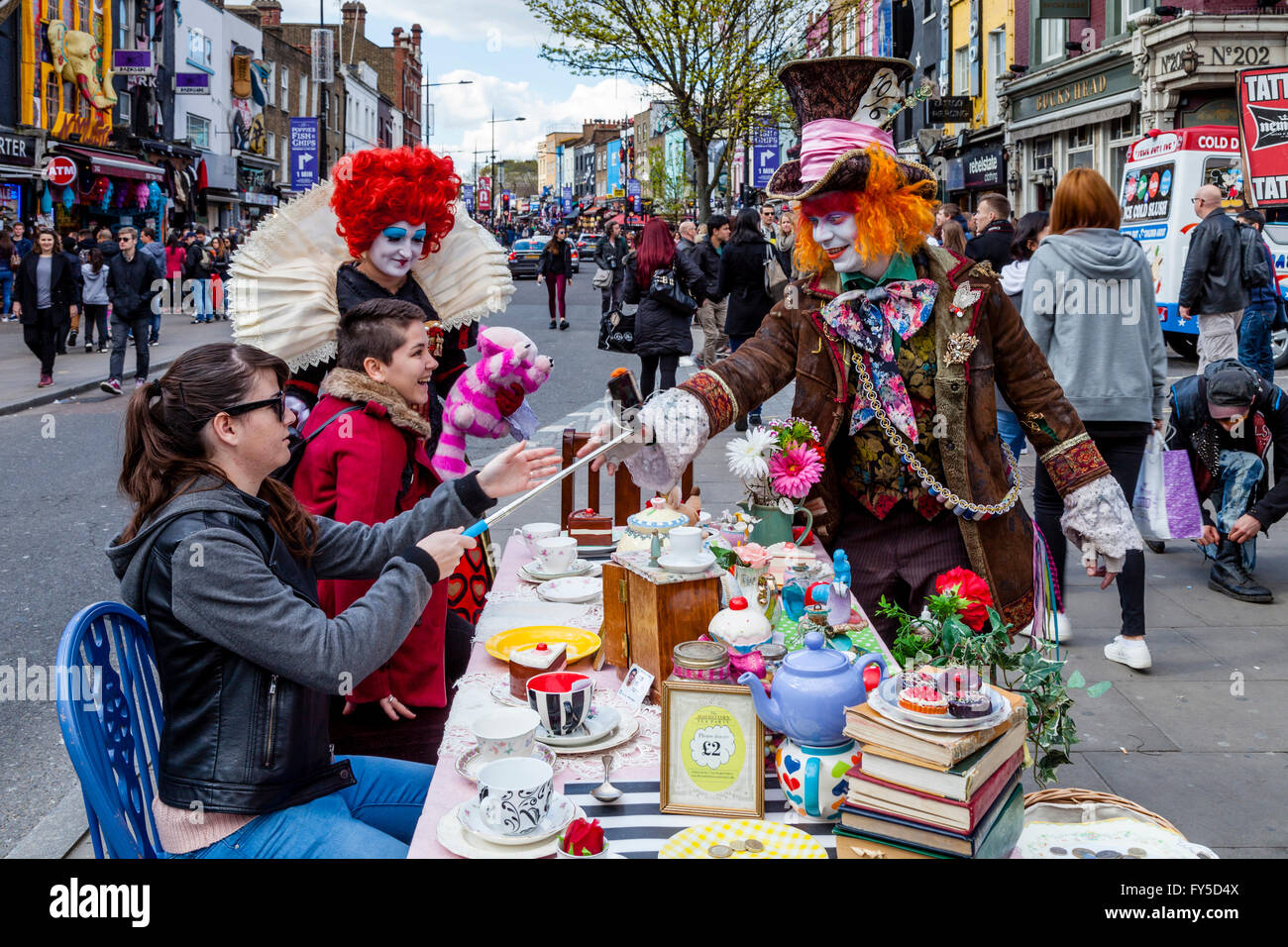 'The Mad Hatters Tea Party' de spectacles de rue, marché du dimanche, Camden Camden Town, London, UK Banque D'Images