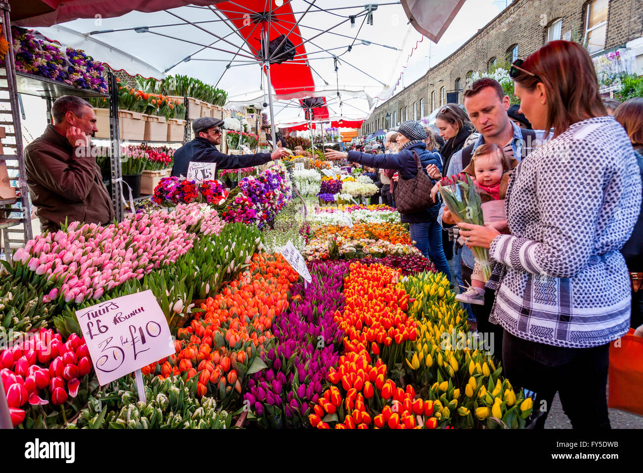 Une famille qui achète des fleurs à Columbia Road Flower Market, Tower Hamlets, London, England Banque D'Images