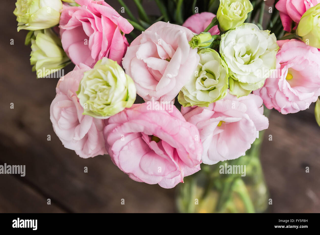 Magnifiques fleurs roses dans un vase Banque D'Images