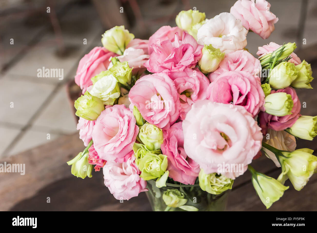 Magnifiques fleurs roses dans un vase Banque D'Images