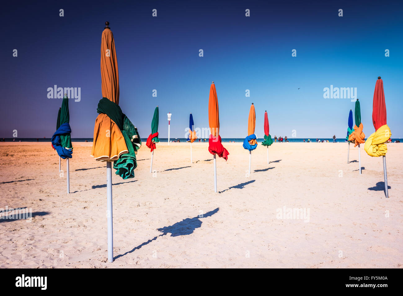 Les célèbres parasols colorés sur la plage de Deauville, Normandie, Nord de la France Banque D'Images