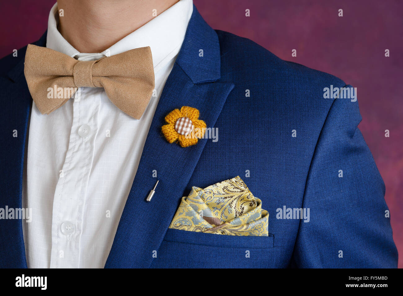 L'homme en costume bleu avec noeud papillon, marron, Broche fleur et  texture classique pocket square, Close up Photo Stock - Alamy