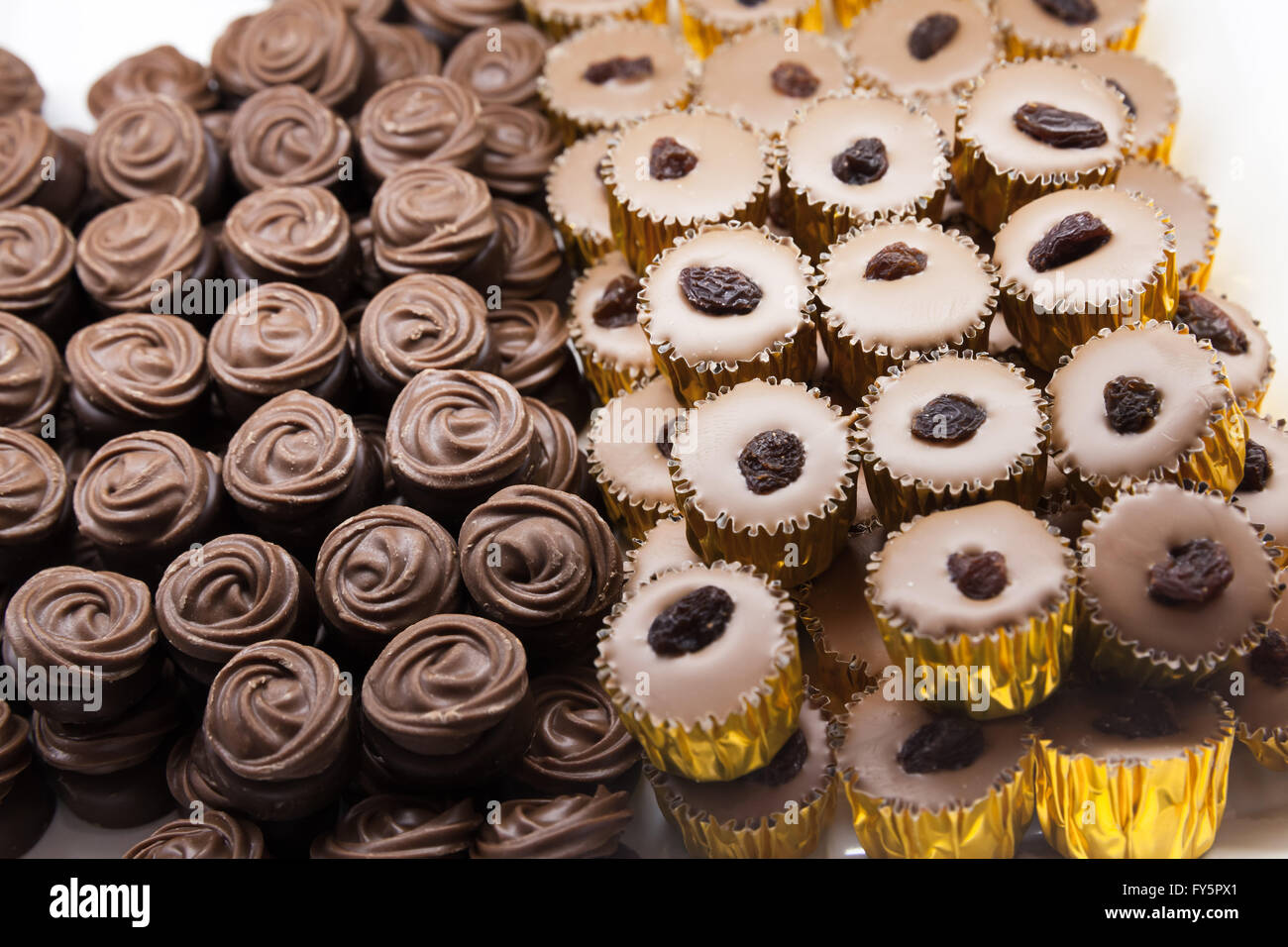 Bonbons au chocolat de luxe déposer sur un comptoir du marché, photo avec selective focus Banque D'Images