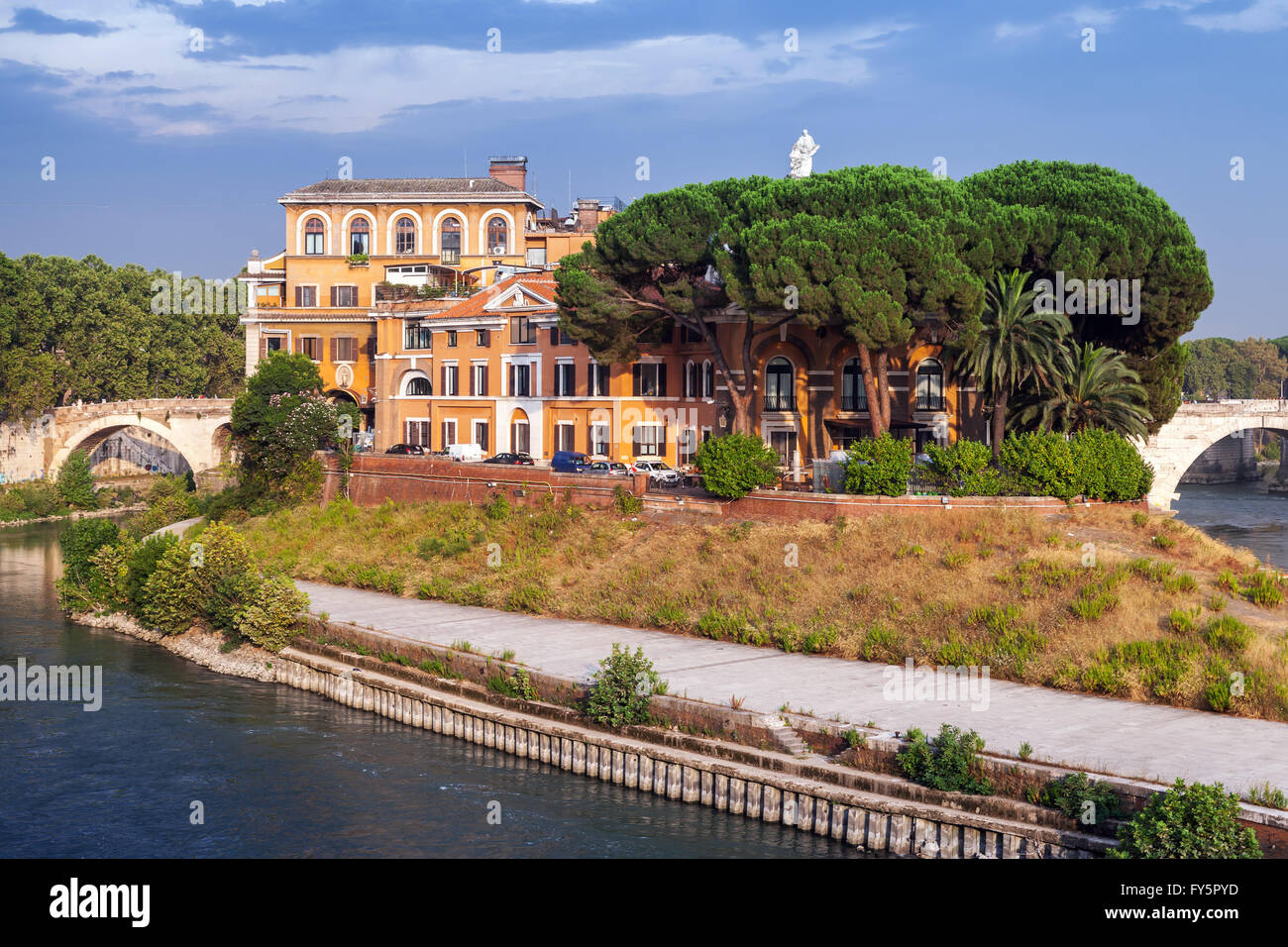 Paysage urbain de Rome en soirée d'été. Dans le sud de l'île du Tibre de Tiber River Bend Banque D'Images