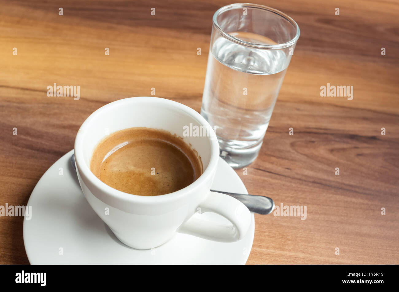 Une tasse de café expresso et petit verre d eau Banque D'Images