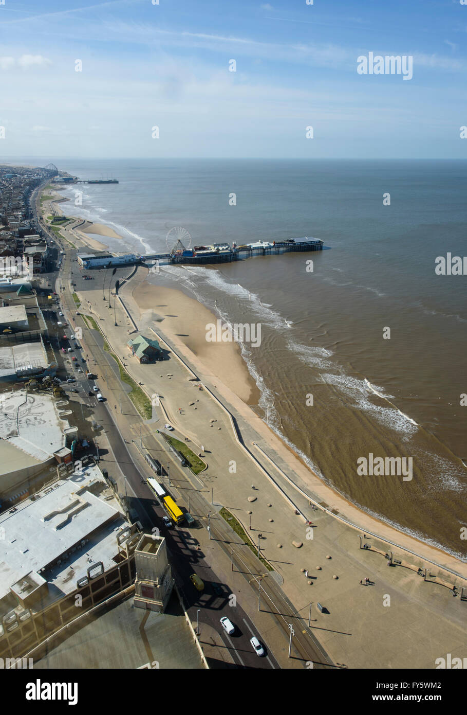 Blackpool, Lancashire, Royaume-Uni. 22 avril, 2016. Pour la 4ème journée consécutive, Blackpool, Lancashire a panier sous un ciel bleu et soleil continu qui a vu les températures dans cette célèbre station de vacances dans le nord ouest de l'Angleterre, montent à 20 degrés - chaudes comme la Méditerranée. C'est l'avis de la station du haut de la célèbre Tour de Blackpool qui est un grisant, 158 mètres du sol. Blackpool, Lancashire, UK Crédit : Barrie Harwood/Alamy Live News Banque D'Images