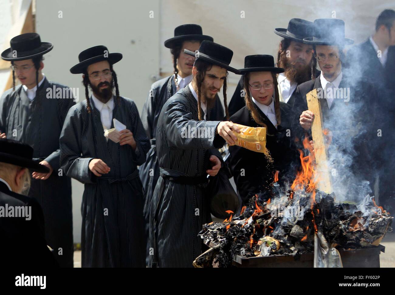 Jérusalem. 22 avr, 2016. Les hommes juifs ultra-orthodoxes, faits brûler les éléments de préparation finale pour les vacances de Pessah à Jérusalem, le 22 avril 2016. Les juifs sont interdit de manger du pain levé les denrées alimentaires au cours de la fête qui célèbre la Pâque l'histoire biblique des Israélites de l'esclavage et l'exode d'Egypte. Credit : Muammar Awad/Xinhua/Alamy Live News Banque D'Images