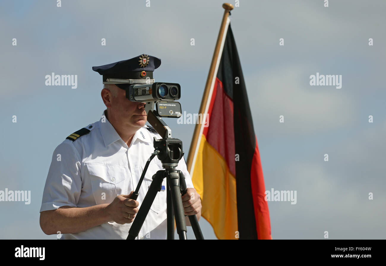 Un policier la démonstration d'une mesure de vitesse sur un bateau de la garnison de la police de l'eau au cours de l'ouverture de la saison des sports de l'eau 2016 à Potsdam, Allemagne, 22 avril 2016. PHOTO : RALF HIRSCHBERGER/dpa Banque D'Images