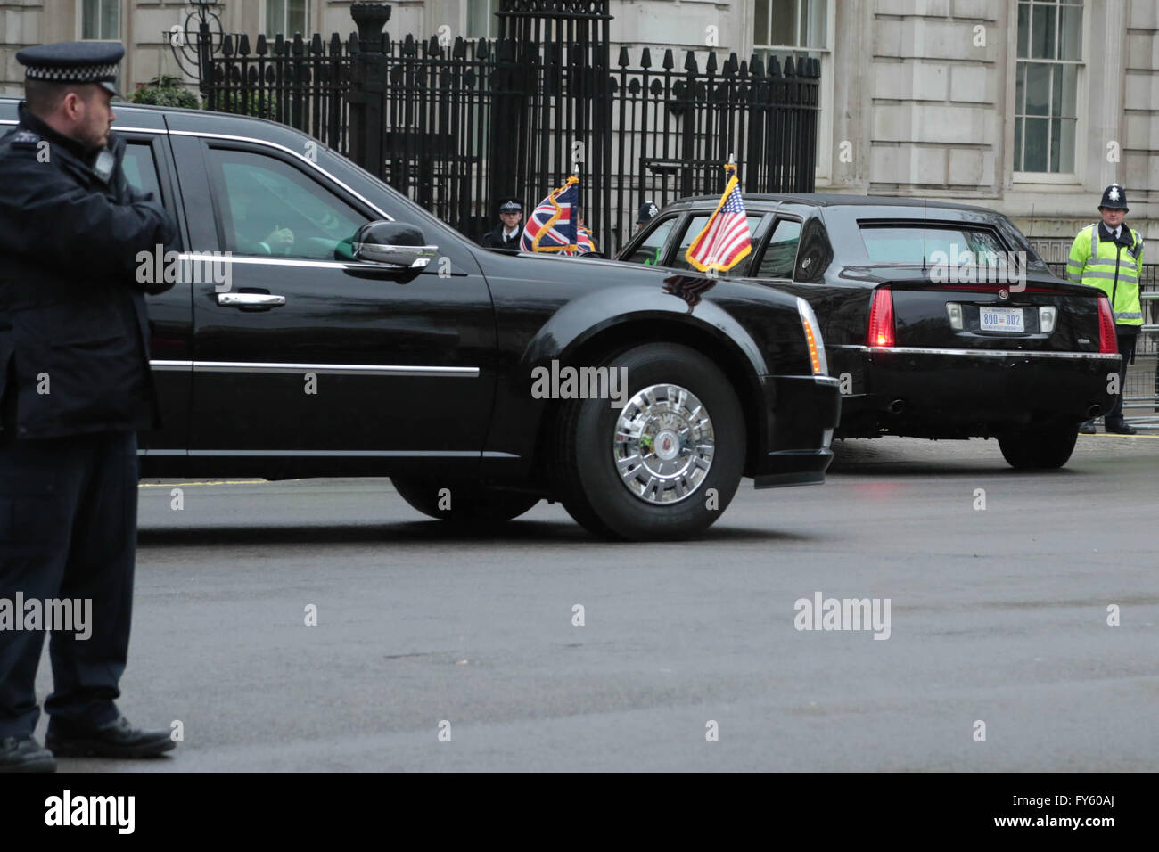 Londres, Royaume-Uni. 22 avril, 2016. M. Obama ariving au 10 Downing Street le vendredi après-midi où il est de tenir une conférence de presse conjointe avec le Premier ministre britannique, David Cameron, et devrait faire l'affaire pour le Royaume-Uni de demeurer à l'intérieur de l'Union européenne Credit : Thabo Jaiyesimi/Alamy Live News Banque D'Images