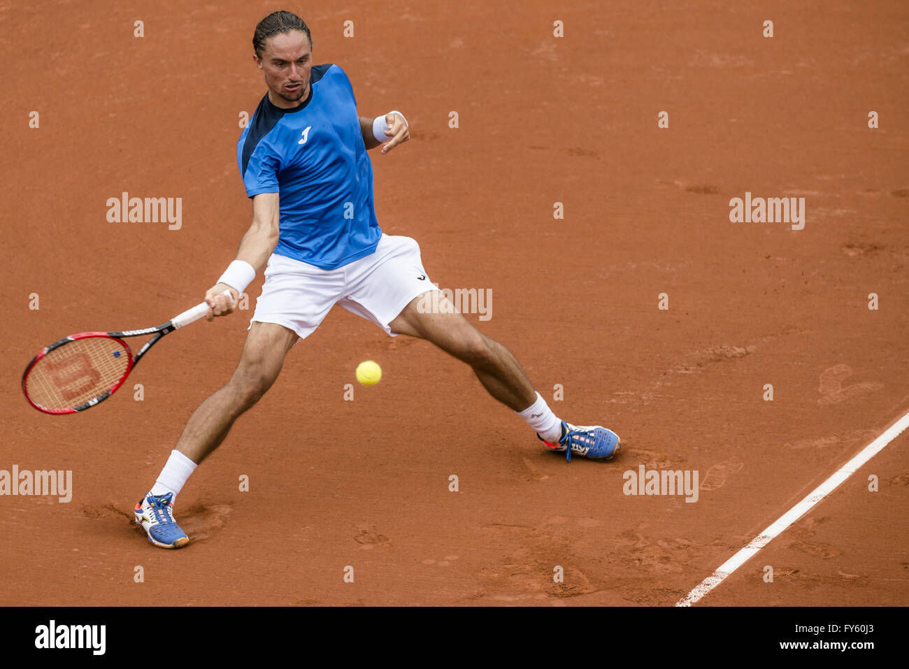 Barcelone, Catalogne, Espagne. 22 avr, 2016. ALEXANDR DOLGOPOLOV (UKR) renvoie la balle à Kei Nishikori (JAP) au cours de leur quart de finale de l'Open de Barcelone Banc Sabadell' 2016. Nishikori gagne 7-5, 6-0 Crédit : Matthias Rickenbach/ZUMA/Alamy Fil Live News Banque D'Images