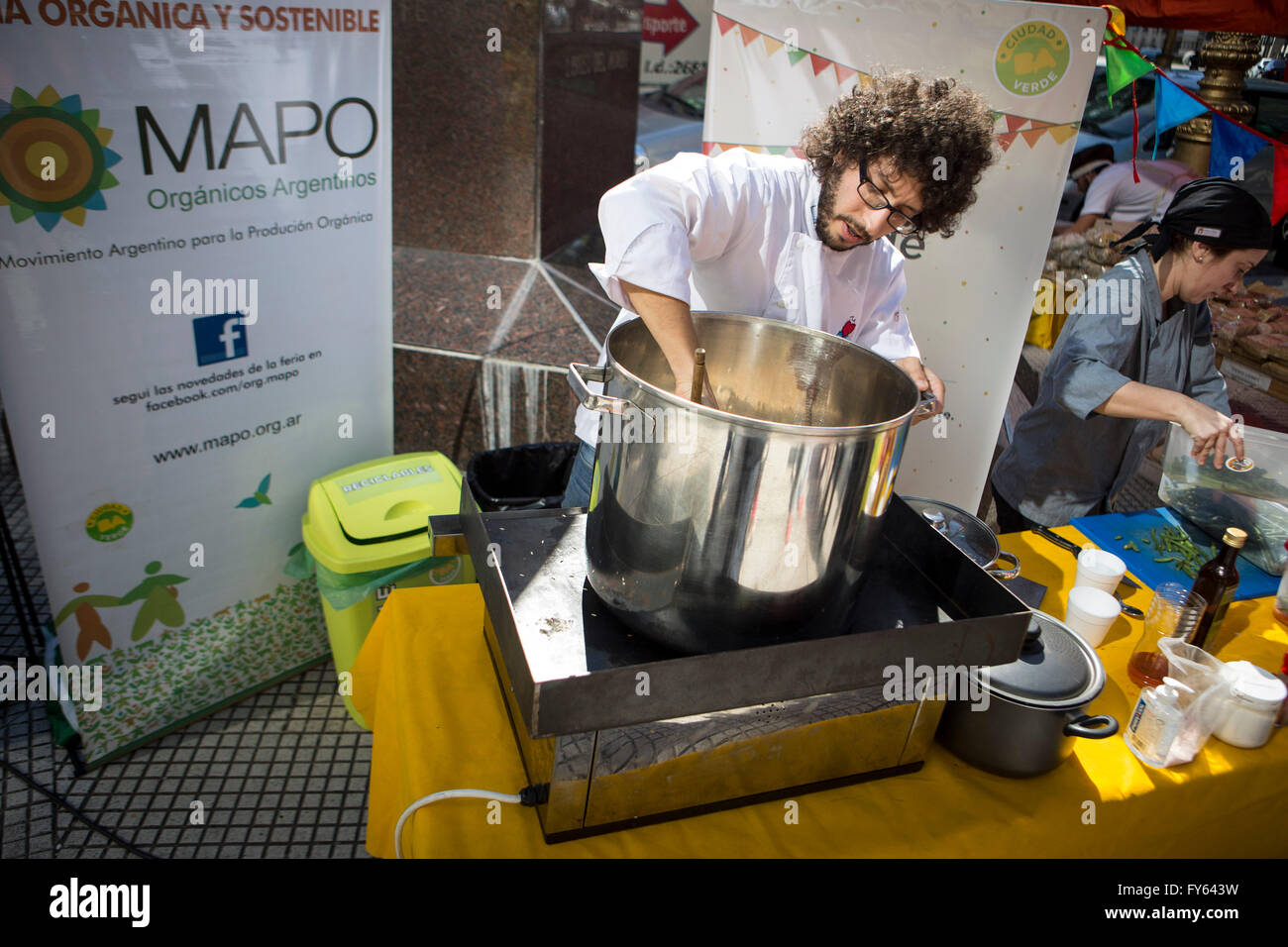 Buenos Aires. 22 avr, 2016. Yunes Maxi Chef prépare 'Risotto' avec 100  % de produits biologiques dans l'agriculture biologique et équitable, durable marquant la Journée de la Terre, à Buenos Aires, capitale de l'Argentine, le 22 avril 2016. © Martin Zabala/Xinhua/Alamy Live News Banque D'Images