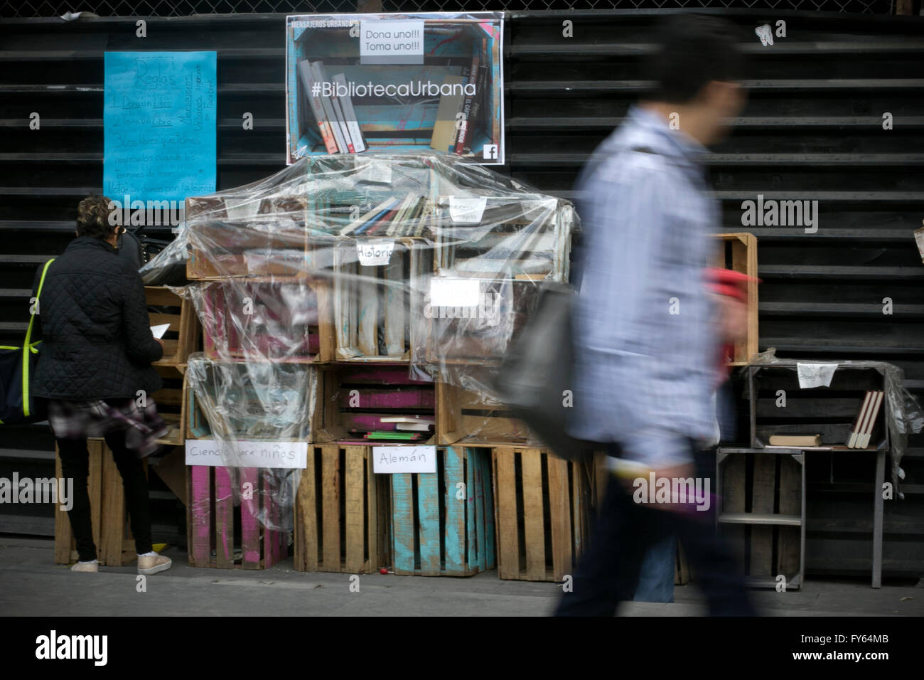 La ville de Mexico. Apr 19, 2016. Image prise le 19 avril 2016 montre un résident à la recherche à la bibliothèque de type urbain', dans la ville de Mexico, capitale du Mexique. La Journée mondiale du livre qui a lieu chaque année le 23 avril, a été créé en 1995 par l'Organisation des Nations Unies pour l'éducation, la science et la culture (UNESCO) pour rendre hommage au livre et à ses auteurs, d'encourager les gens, surtout les jeunes, à découvrir le plaisir de lire et d'apprécier la contribution de ceux qui ont promu la progrès social et culturel. © Alejandro Ayala/Xinhua/Alamy Live News Banque D'Images