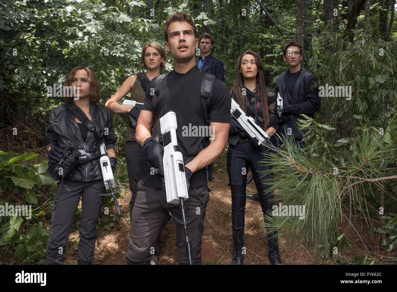 DATE DE SORTIE : Mars 18, 2016 Title : séries divergentes - STUDIO Allegiant : Lionsgate Réalisateur : Robert Schwentke Résumé : Après la révélation bouleversante de l'insurgé, les irt doivent s'échapper avec quatre au-delà du mur qui entoure Chicago, pour finalement découvrir la vérité choquante du monde autour d'eux sur la photo : cast (crédit Image : c/Lionsgate Entertainment Images/) Banque D'Images