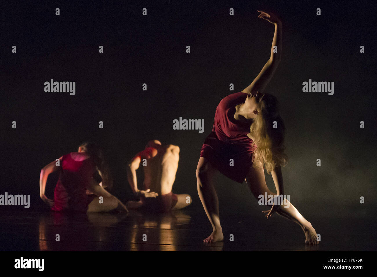 Kansas City, Missouri, États-Unis. Apr 9, 2016. ''.Et puis il y a eu cinq'' est chorégraphié par Sabrina et Madison-Cannon effectuée par l'UMKC (Université du Missouri-Kansas City Dance Division). La musique est de Max Richter. © Serena S.Y.Hsu/ZUMA/Alamy Fil Live News Banque D'Images