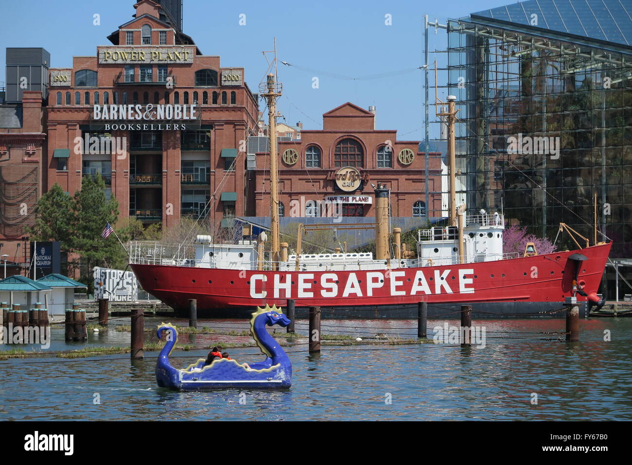 Baltimore, USA. 14 mai, 2016. Une vue sur le port intérieur de Baltimore, USA, 14 mai 2016. L'état du Maryland est un des plus riches états aux États-Unis. La ville de Baltimore, cependant, reçoit peu à rien de cet argent. Le Maryland est primaire aura lieu le mardi 26 avril. Photo : Maren Hennemuth/dpa/Alamy Live News Banque D'Images