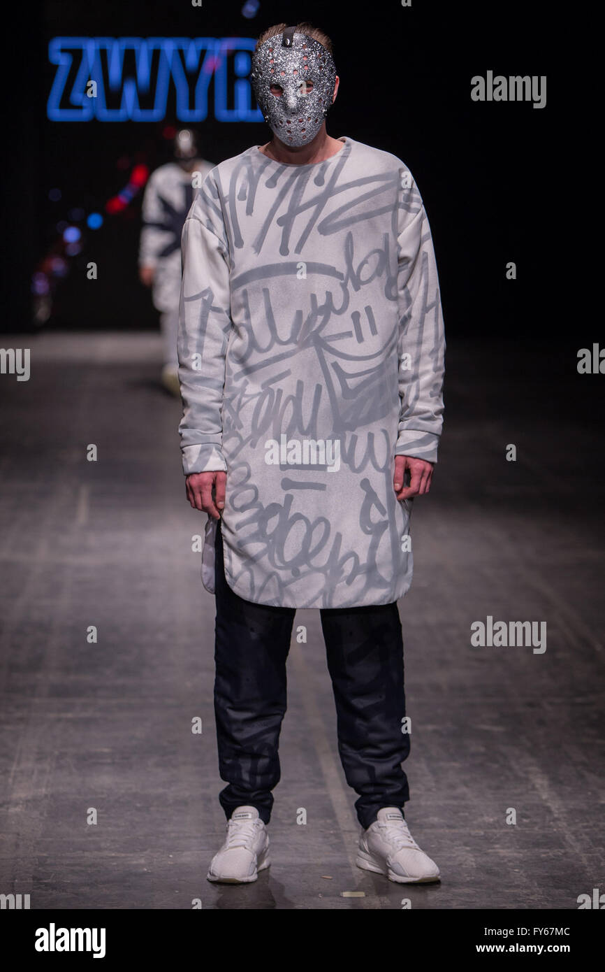 Expo Lodz, Lodz, Pologne, le 23 avril, 2016. Fashionphilosophy Fashion Week Poland, modèles à pied la passerelle par ZWYRD collection portant sur Off en dehors du planning durant 14e édition Fashion Week Pologne 2016 : Crédit , Zasinski / Alamy Tomasz Live News Banque D'Images