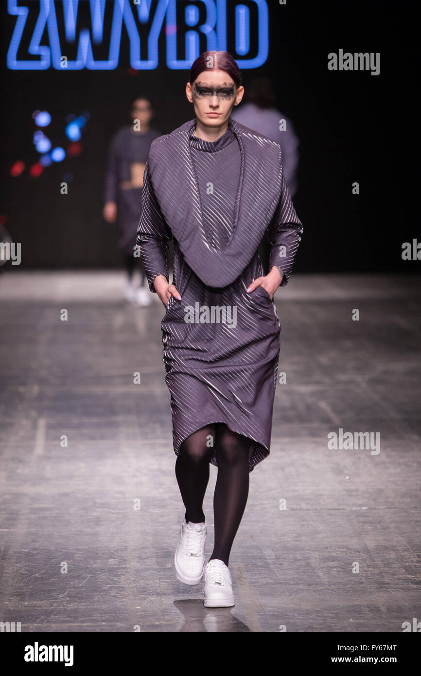 Expo Lodz, Lodz, Pologne, le 23 avril, 2016. Fashionphilosophy Fashion Week Poland, modèles à pied la passerelle par ZWYRD collection portant sur Off en dehors du planning durant 14e édition Fashion Week Pologne 2016 : Crédit , Zasinski / Alamy Tomasz Live News Banque D'Images