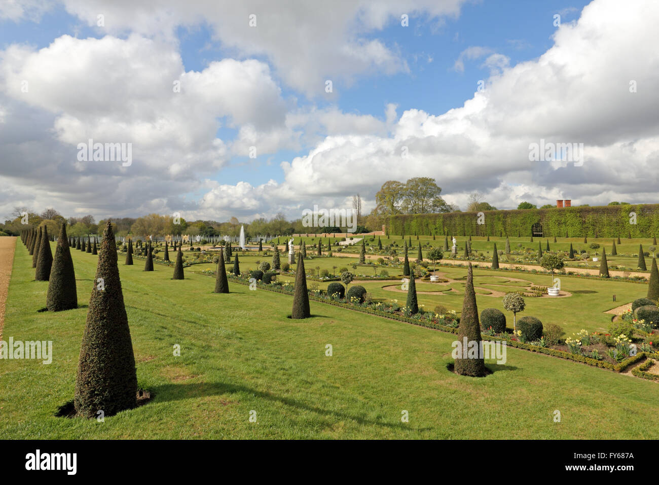 Hampton Court Palace, Londres, Royaume-Uni. 23 avril 2016. L'élégant jardin privé à Hampton Court Palace. Après une campagne en ligne par les habitants de conserver un accès gratuit aux Jardins du Palais de Hampton Court, HRP ont aimablement accepté de permettre le libre accès entre 9 et 10h chaque jour. Pour se lever tôt et profiter d'une promenade, et d'être roi ou reine du jardin pendant une heure. J'étais la seule personne qu'il y a d'autres de deux responsables ! Banque D'Images