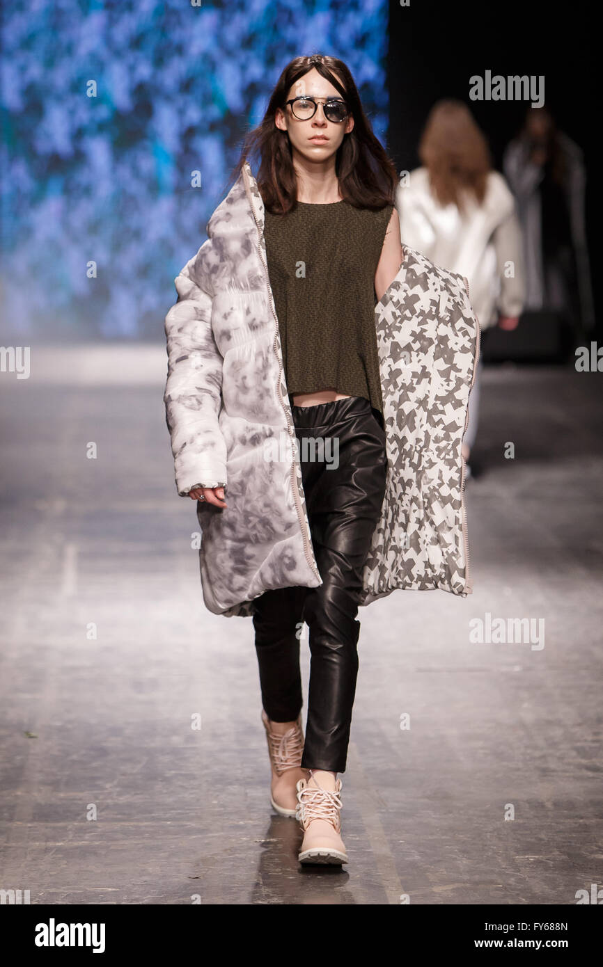 Expo Lodz, Lodz, Pologne, le 23 avril, 2016. Fashionphilosophy Fashion Week Poland, modèles à pied la passerelle par KHATEGAT collection portant sur Off en dehors du planning durant 14e édition Fashion Week Pologne 2016 : Crédit , Zasinski / Alamy Tomasz Live News Banque D'Images